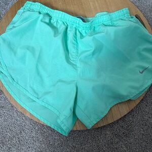Nike shorts mont green